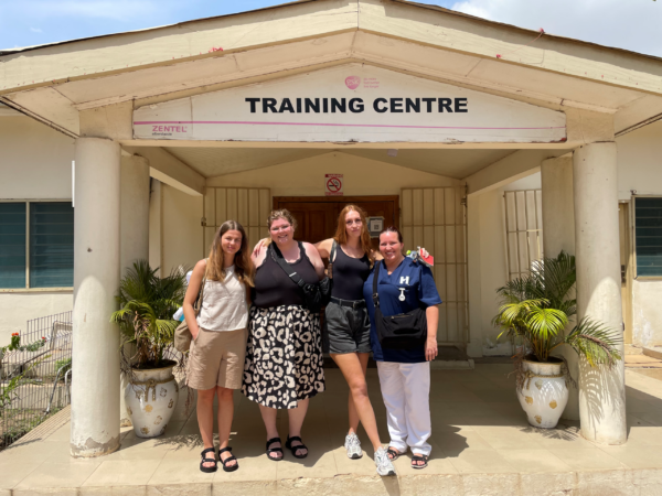 elever foran training center (1)