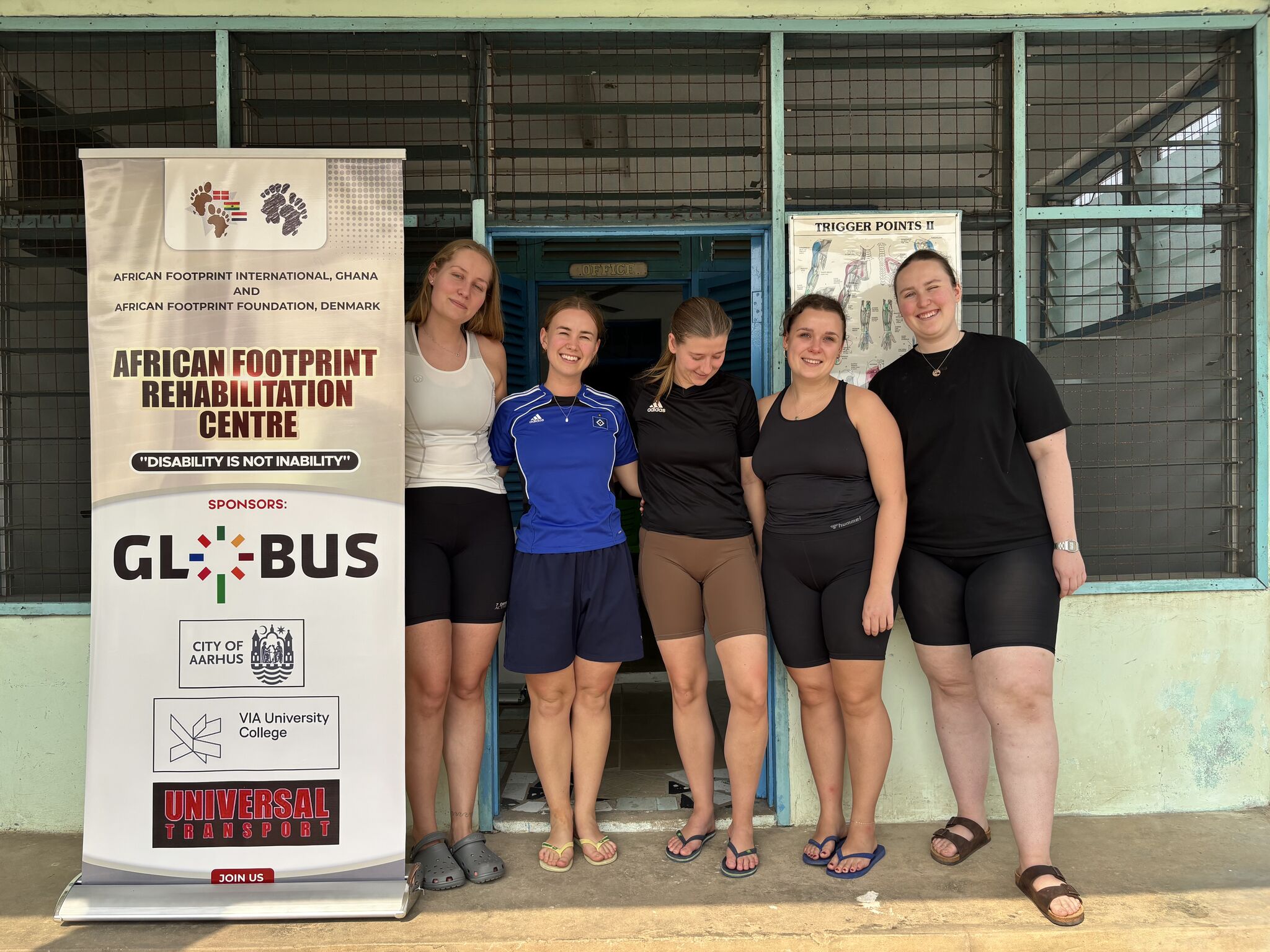 Fem fysioterapeutstuderende foran African Footprint Rehabilitation Centre i Cape Coast